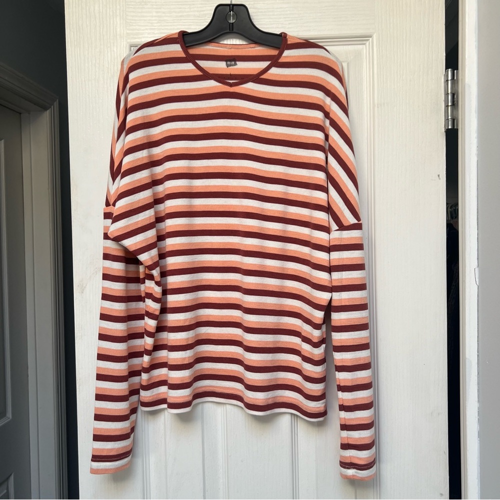 $10 Deals 🤝🔖 Riff V collar tshirt striped with winged long sleeves size Large